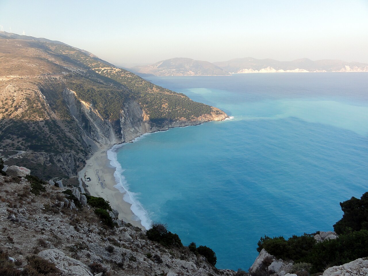 Urwiska zachodniego brzegu Kefalonii z punktu widokowego przy drodze nad zatoką Myrtos.