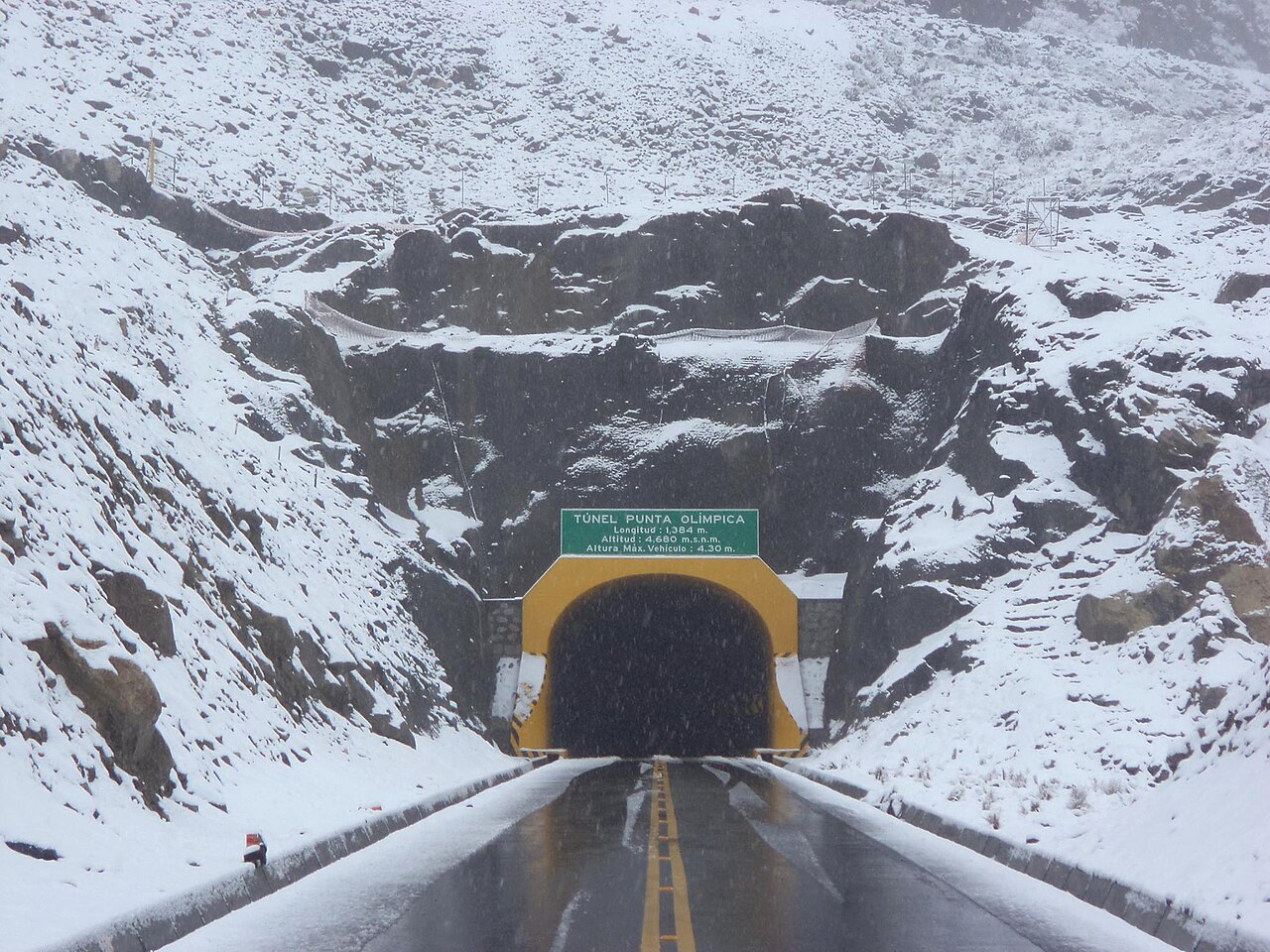 Portal tunelu Punta Olímpica od strony Chacas; tablica podaje 1384 m długości, 4680 m n.p.m. i 4,30 m wysokości dla pojazdów.