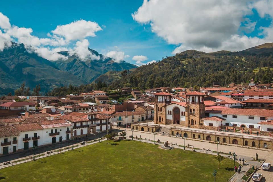 Chacas: plac i białe domy z drewnianymi balkonami po wschodniej stronie Cordillera Blanca.