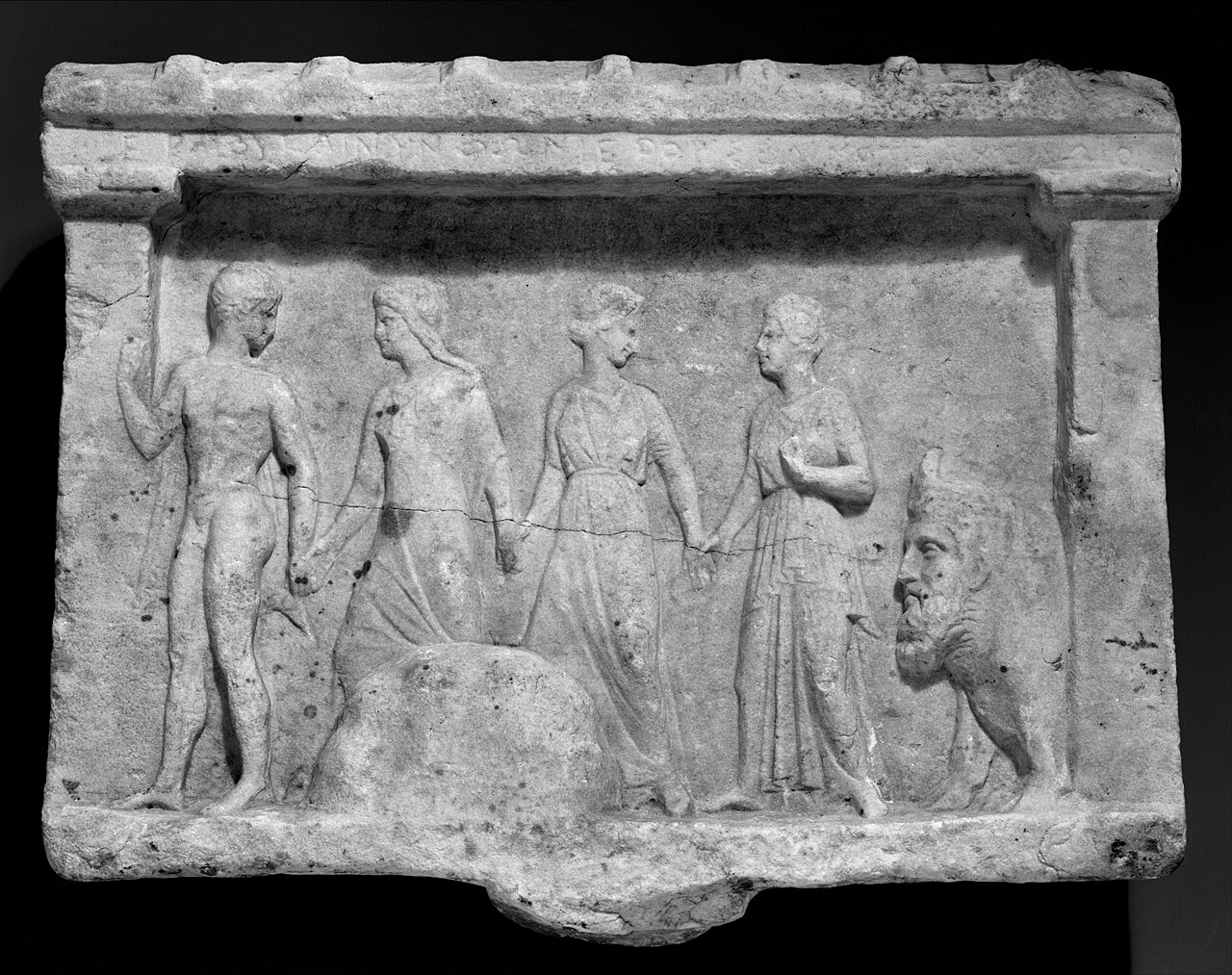 Trzy nimfy w korowodzie za Hermesem, z prawej rogata głowa boga rzeki Acheloosa. Attycki relief wotywny, ok. 320–300 p.n.e., Metropolitan Museum of Art w Nowym Jorku