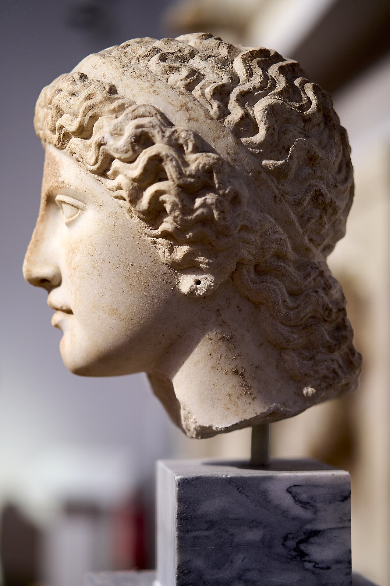 Marmurowa głowa Hery z Heraionu (ok. 420 p.n.e.), wiązana ze szkołą Poliklejtosa; Narodowe Muzeum Archeologiczne w Atenach.