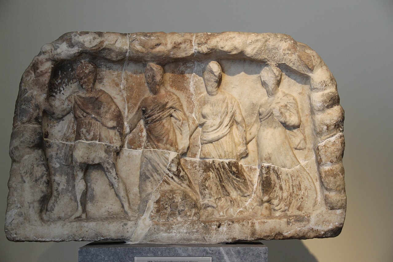 Tak przedstawiano nimfy z grot: Hermes prowadzi korowód nimf w ramie ze skały groty. Relief wotywny z groty Pana na Parnicie w Attyce, ok. 300 p.n.e., Narodowe Muzeum Archeologiczne w Atenach