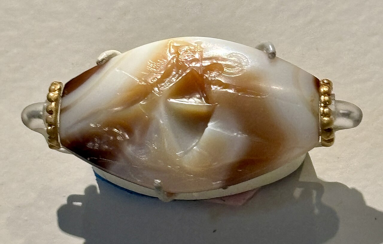 „Agat z Pylos” z grobu Wojownika z gryfem, kamień o długości ok. 3,6 cm z wyrytą sceną walki; wypożyczony w 2025 r. na wystawę w Getty Villa w Malibu.