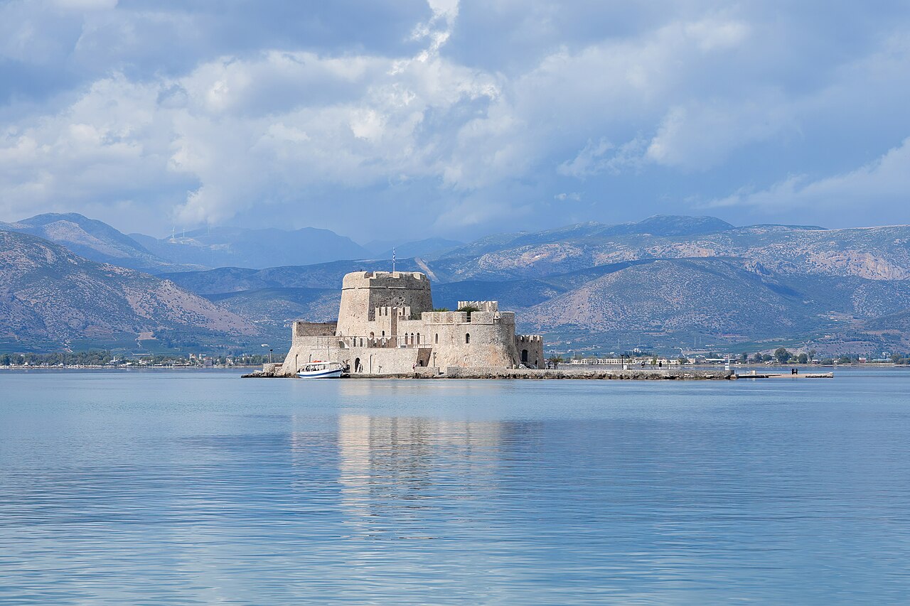 Wenecki zamek Bourtzi na wysepce w porcie Nafplio, widoczny z bastionów Palamidi.