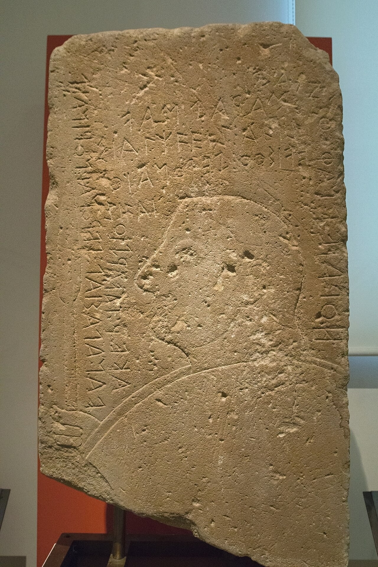 Stela z Lemnos z Kaminii (koniec VI w. p.n.e.) z wojownikiem i napisem w języku podobnym do etruskiego; Muzeum Narodowe w Atenach.
