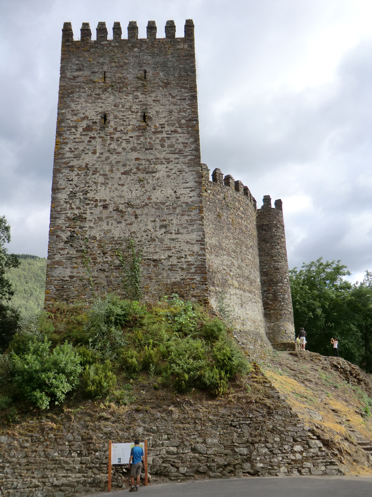 Zamek Arouce (Castelo da Lousã) z łupkowymi murami nad doliną rzeki Arouce