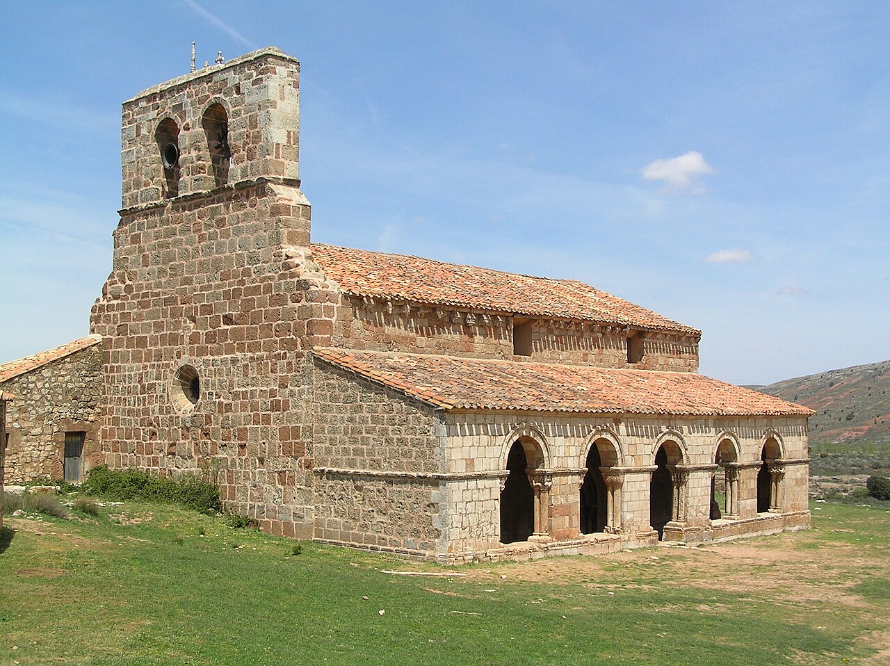 Romański kościół Santa María de Tiermes z XII w., jedyny ślad średniowiecznej wsi