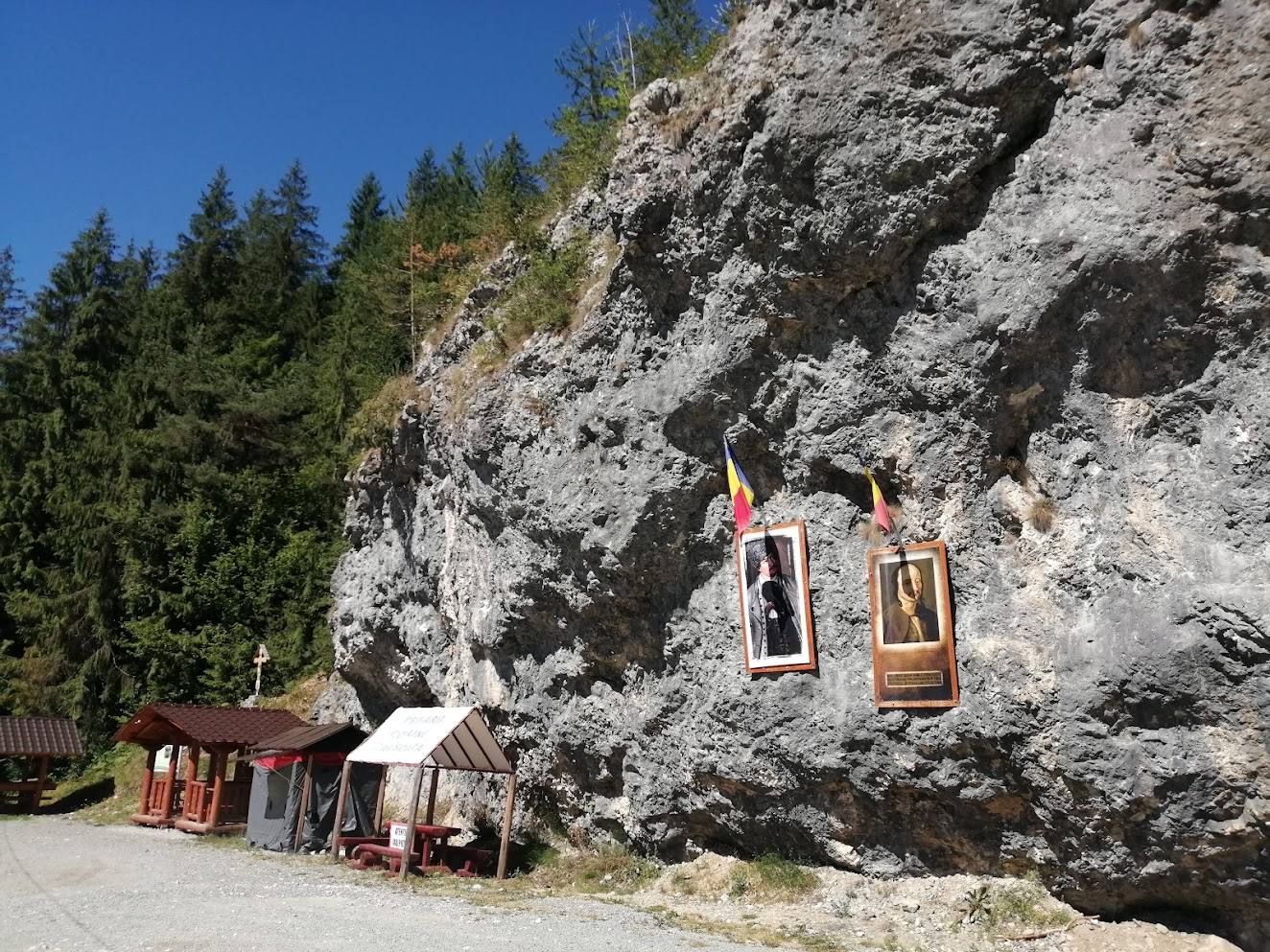 Portrety Horei i Avrama Iancu na skale przy drodze (Țara Moților)