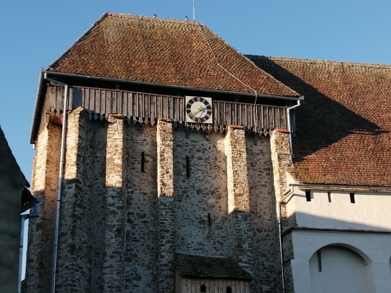 Wieża obronna z drewnianą galerią i zegarem
