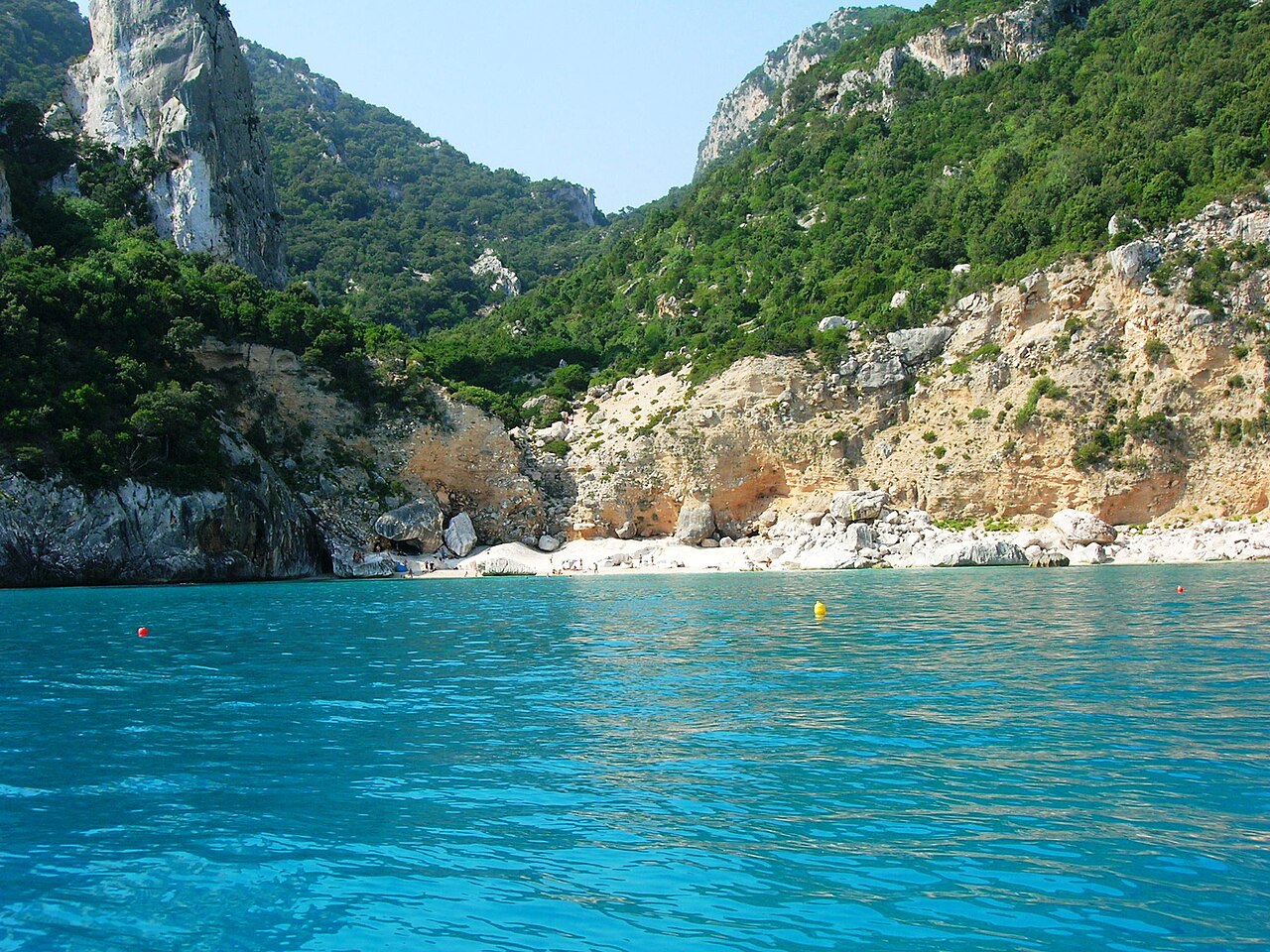 Cala Goloritzé od strony morza: kamienista plaża po osuwisku z 1962 r. i wapienna iglica wysoka na 143 m.