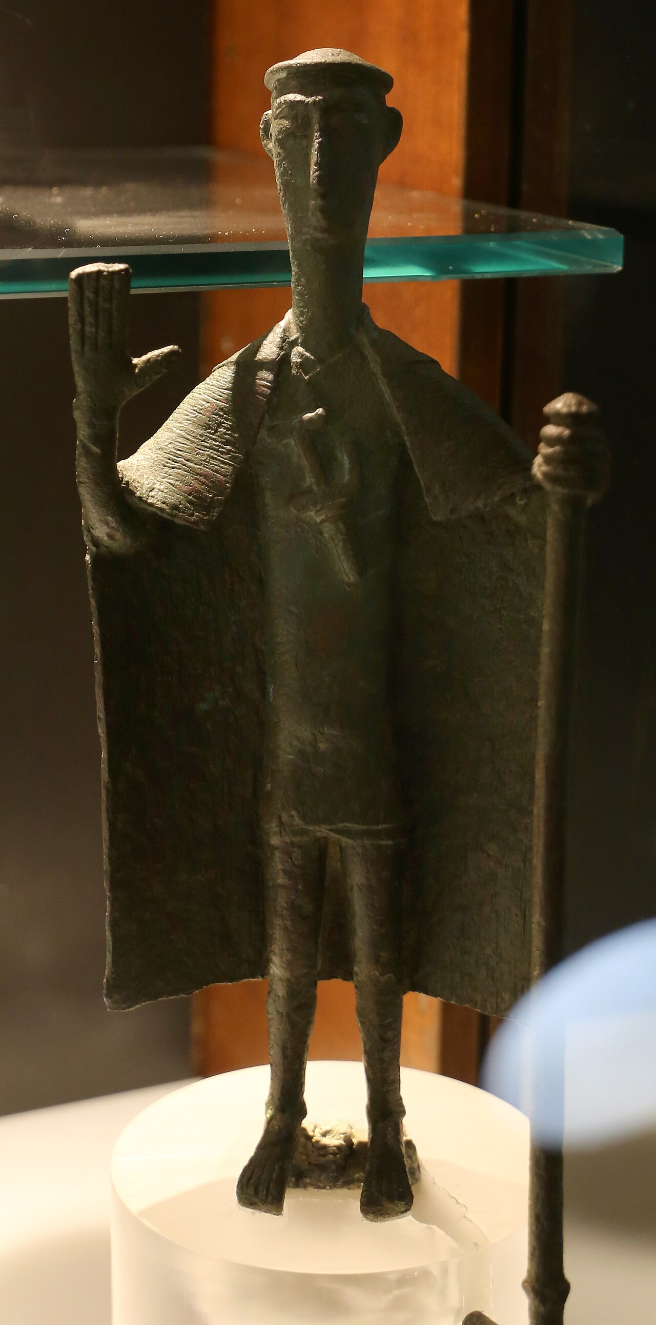 Brązowa figurka wodza z płaszczem i laską z sanktuarium Santa Vittoria w Serri (schyłek epoki brązu i początek epoki żelaza), w muzeum archeologicznym w Cagliari.