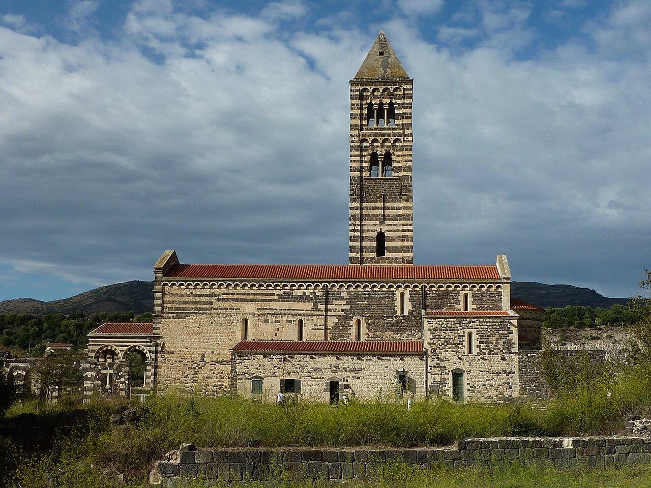 Santa Trinita di Saccargia, konsekrowana w 1116 r.: pasy białego wapienia i czarnego bazaltu, typowe dla romańskich kościołów północnej Sardynii.